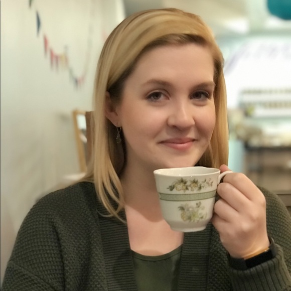 Hi, I’m Kate! Welcome to my closet! - Picture 2 of 3